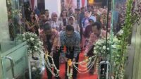 Wali Kota Batu melakukan potong pita tanda dibukanya BSOW 2025 #8 untuk umum. (Seru.co.iddik) Wali Kota Batu Resmi Membuka 'Batu Shining Orchids Week 2025', Pameran Anggrek Nasional Terbesar di Indonesia