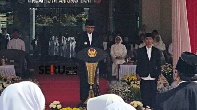 Wali Kota Batu saat membacakan amanat Menag RI dalam Apel Hari Santri 2025. (Seru.co.iddik) Apel Hari Santri 2025 Kota Batu, Mengawal Indonesia Merdeka Menuju Peradaban Dunia