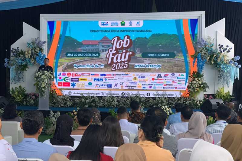 Wali Kota Malang membuka job fair yang diselenggarakan di GOR Ken Arok. (ist) Wali Kota Malang Dorong Penurunan Pengangguran Terdidik Lewat Job Fair