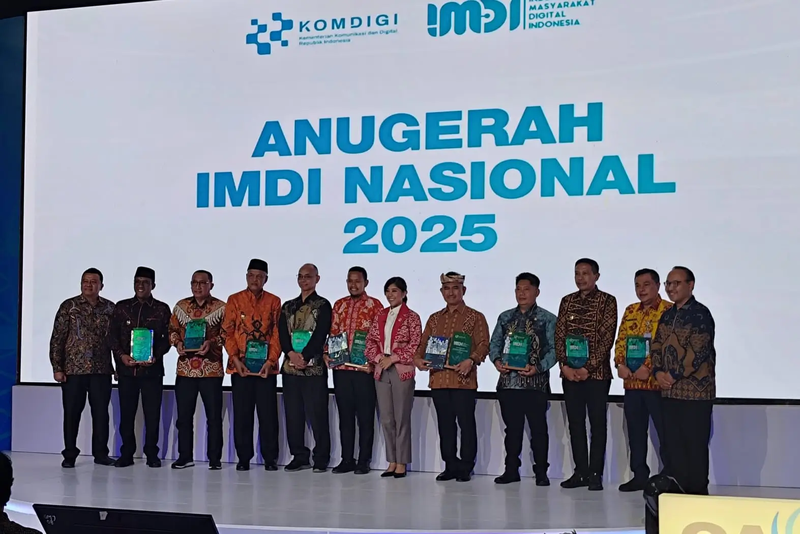 Wali Kota Malang menerima penghargaan daerah dengan skor terbaik IMDI 2025 Kota Malang Cetak Skor Terbaik IMDI 2025, Jadi Contoh Ekosistem Digital Nasional