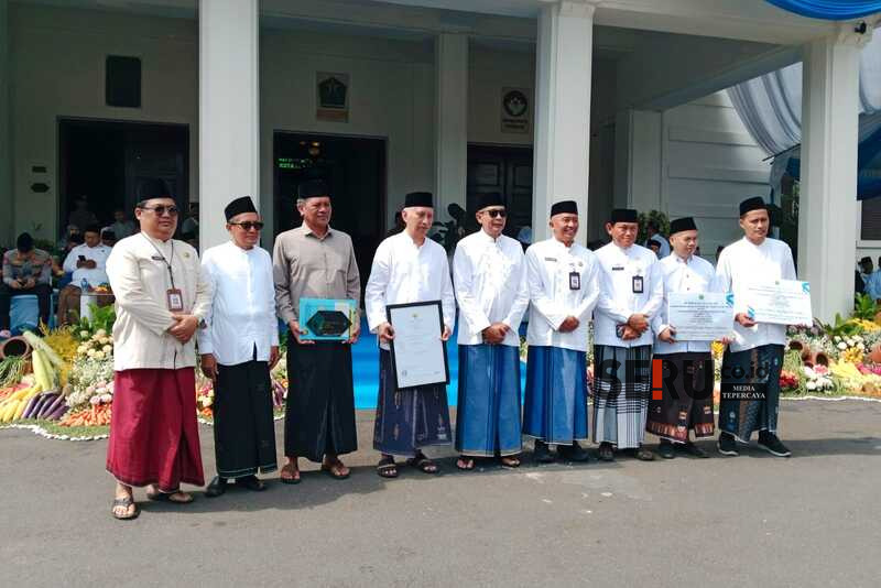 Peringatan HSN 2025, Wali Kota Malang Serahkan Kelengkapan Izin Bangunan Ponpes