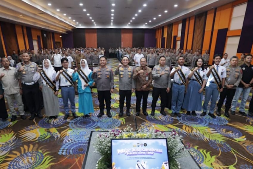 Polda Jatim usai mengukuhkan para pelajar Duta Kamtibmas. (ist)