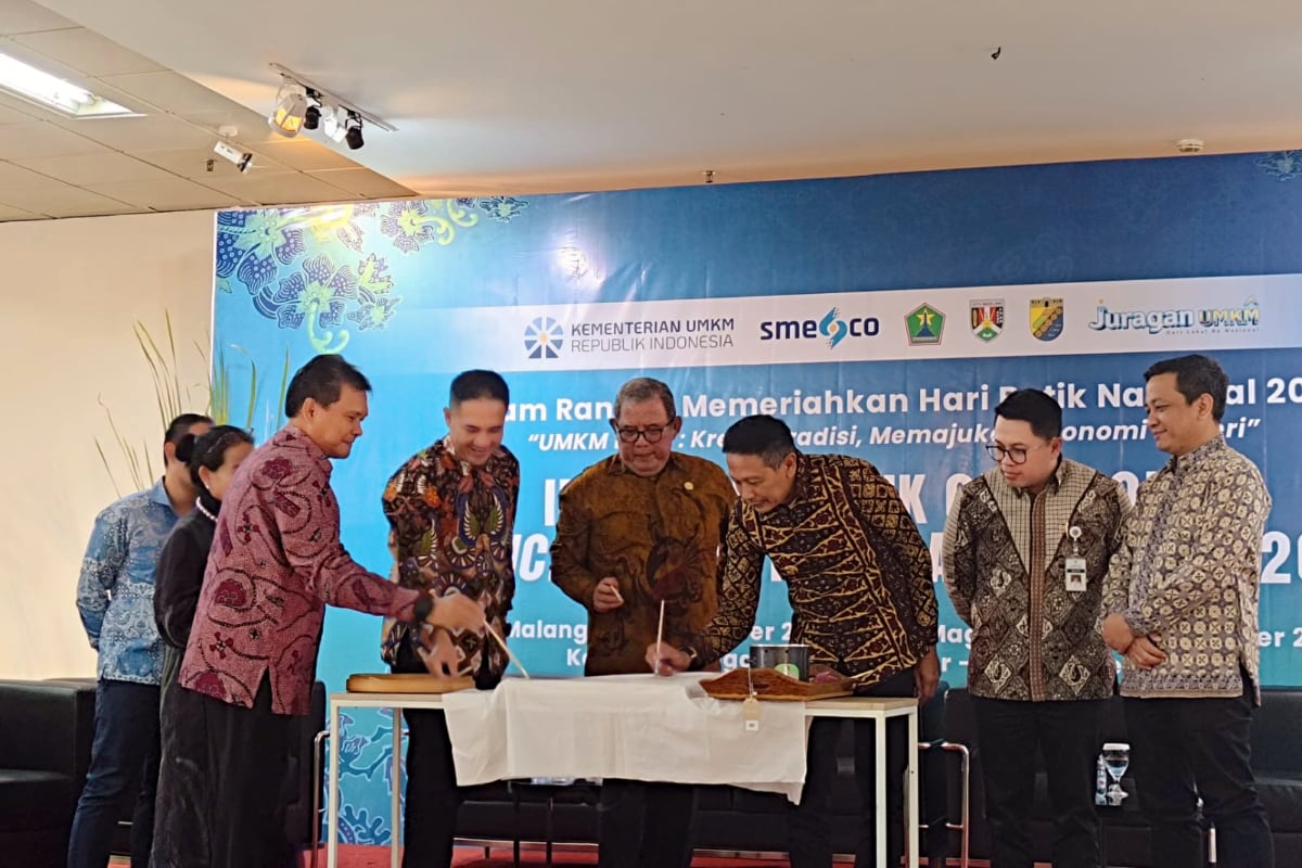 Batik Malangan Diganjar Apresiasi, Kota Malang Siap Jadi Tuan Rumah Festival Batik 1 Wali Kota Malang menghadiri rangkaian Peringatan Hari Batik Nasional 2025 di gedung SMESCO Jakarta. (pro)