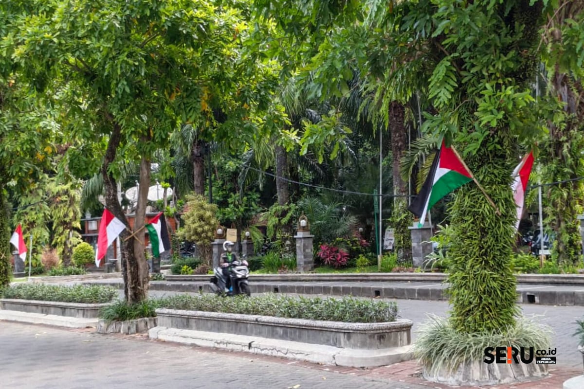 Bendera Indonesia dan bendera Palestina dipasang berjejer di berbagai sudut kampus sebagai bentuk dukungan. (Seru.co.id/bas)