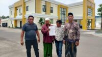 Warga yang dirugikan atas penyerobotan tanah melakukan laporan ke pihak kepolisian Warga Pamekasan Laporkan Proyek Jalan Rp3 Miliar, Tanah Bersertifikat Diduga Diserobot