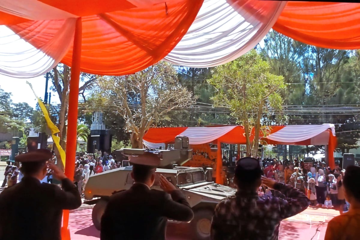 Festival Tabebuya 2025, Momen TNI Berbaur dengan Rakyat dalam HUT TNI ke-80 dan Festival Budaya 1 Masyarakat menyaksikan parade Alutsista yang melintas di depan panggung kehormatan. (ist)