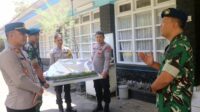 Karumkit Lanud Abd Saleh menerima pemberian Tumpeng dari Polsek Pakis, Polres  Malang. (ist) Lanud Abd Saleh Dapat Kejutan Tumpeng HUT TNI dari Polres Malang