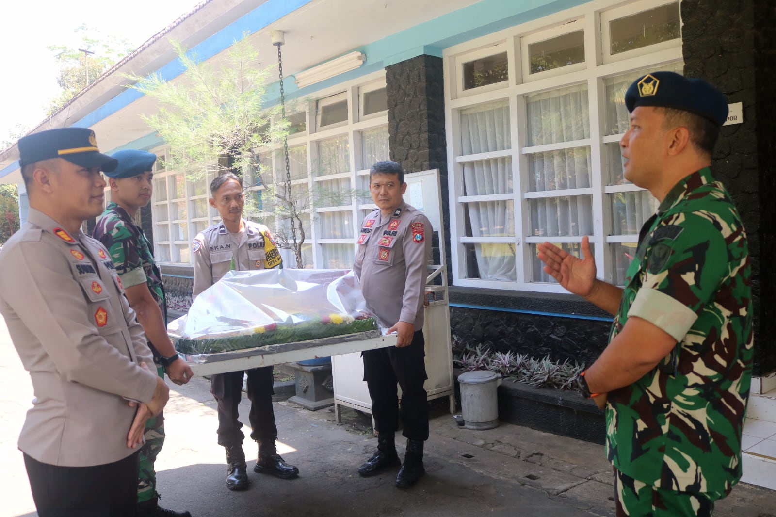 Lanud Abd Saleh Dapat Kejutan Tumpeng HUT TNI dari Polres Malang