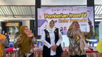 Wakil Bupati Situbondo, Ulfiyah menyampaikan bahwa kader Posyandu memiliki peran besar dalam meningkatkan kualitas kesehatan masyarakat. (Seru.co.id/aza) Ribuan Kader Posyandu Terima Insentif, Pemkab Situbondo Janji Tahun Depan Akan Naik
