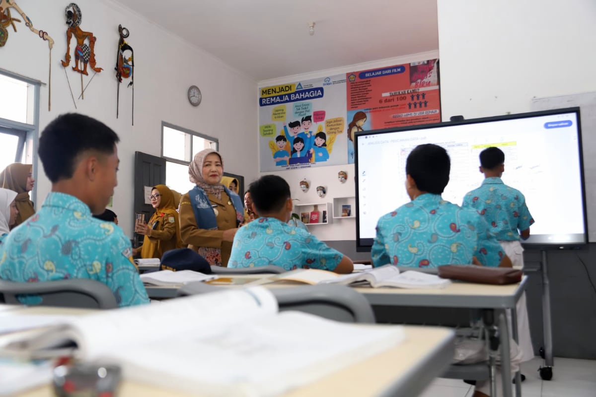 Dua Sekolah di Kecamatan Singosari Terpilih sebagai Penerima Program Sekolah Unggulan 1 Wabup Malang, Lathifah Shohib saat meninjau proses belajar mengajar di salah satu sekolah yang terpilih sebagai Sekolah Unggulan di Kecamatan Singosari. (Ist)