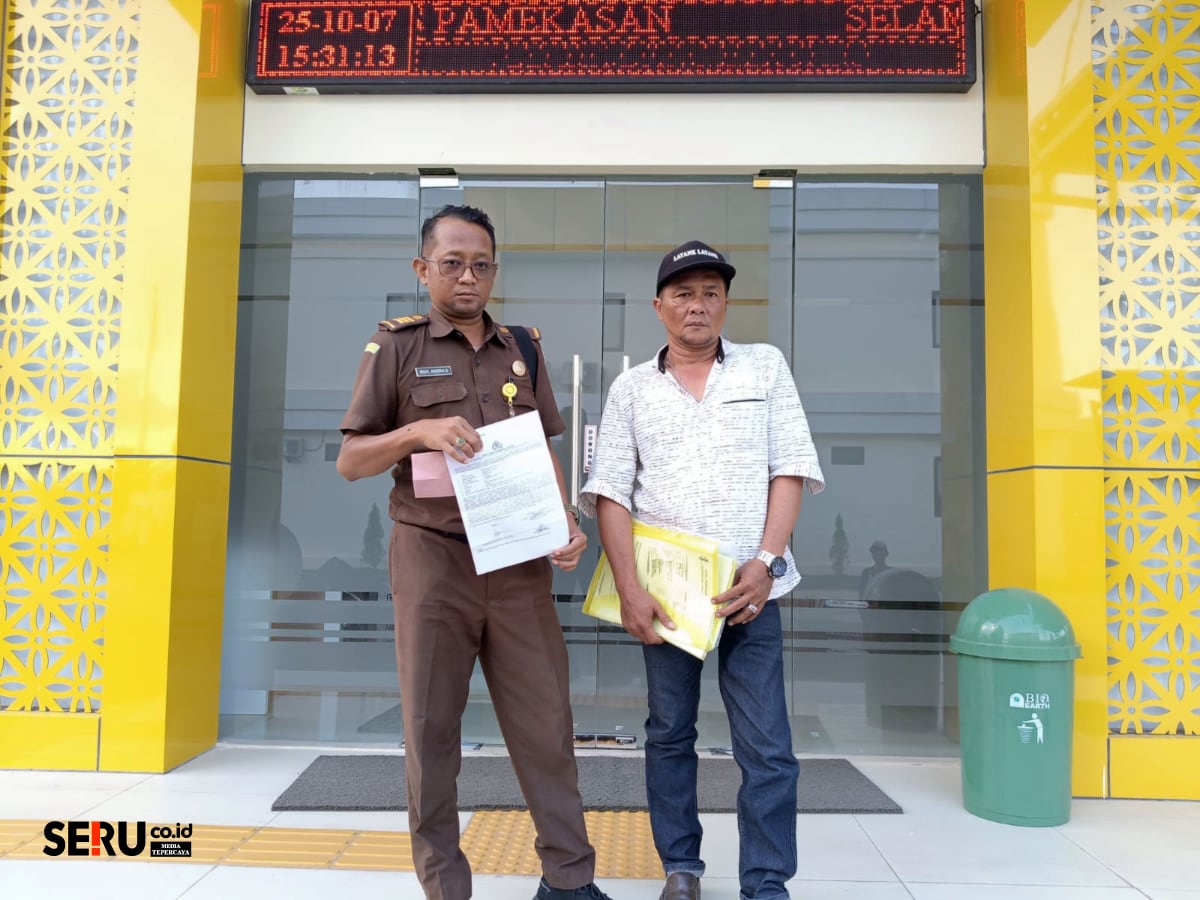 Korban saat melakukan laporan ke pihak berwajib. (Seru.co.id/udi) Sengketa Warisan Berujung Pencurian, Ahli Waris di Pamekasan Geram Rumah dan Harta Warisan Raib