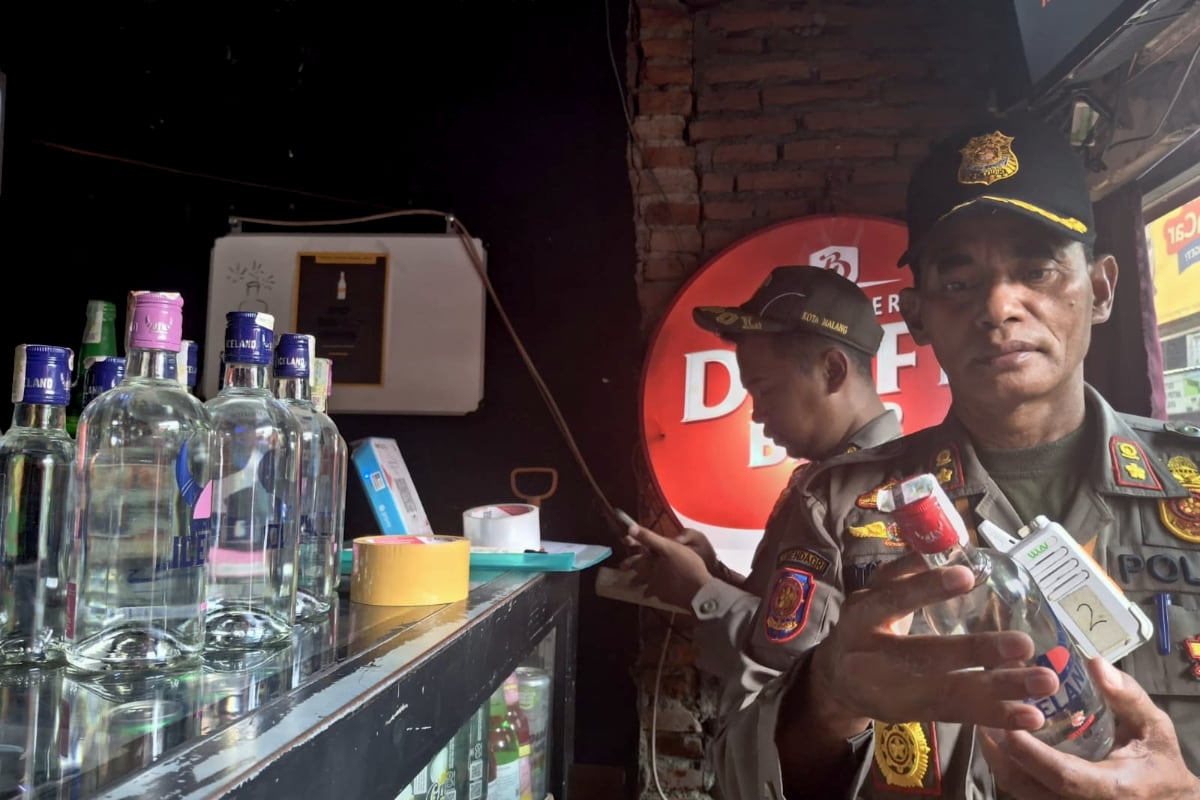Satpol PP merazia ratusan botol Miras dalam operasi yang digelar di dua toko di kawasan Muharto. (Dok pribadi Satpol-PP)