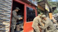 Satpol-PP Kota Malang mendatangi Toko Girun terkait peredaran Miras. (Dok pribadi Satpol-PP) Marak Peredaran Miras, Dua Toko di Muharto Ditindak Satpol PP Kota Malang