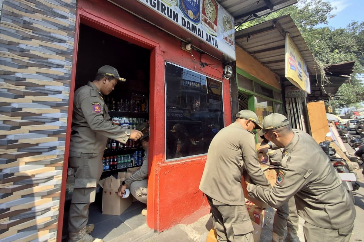 Marak Peredaran Miras, Dua Toko di Muharto Ditindak Satpol PP Kota Malang
