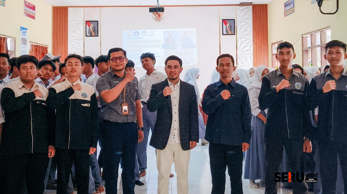 Para narasumber acara sosialisasi pendidikan dan pengawasan pemilih di SMKN 1 Wringin Bondowoso. (Seru.co.id/sid) Tingkatkan Siswa Sadar Proses Demokrasi, SMKN 1 Wringin Sosialisasi Pemilu dan Pemilihan Ketua OSIS Periode 2025-2026