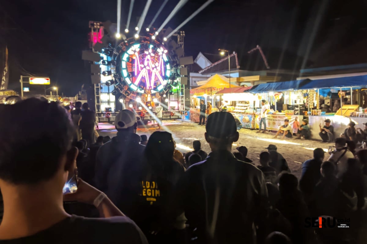 Antusias para penonton cek sound horeg di Desa Gampingan, Kecamatan Pagak, Kabupaten Malang. (Seru.co.id/wul) 