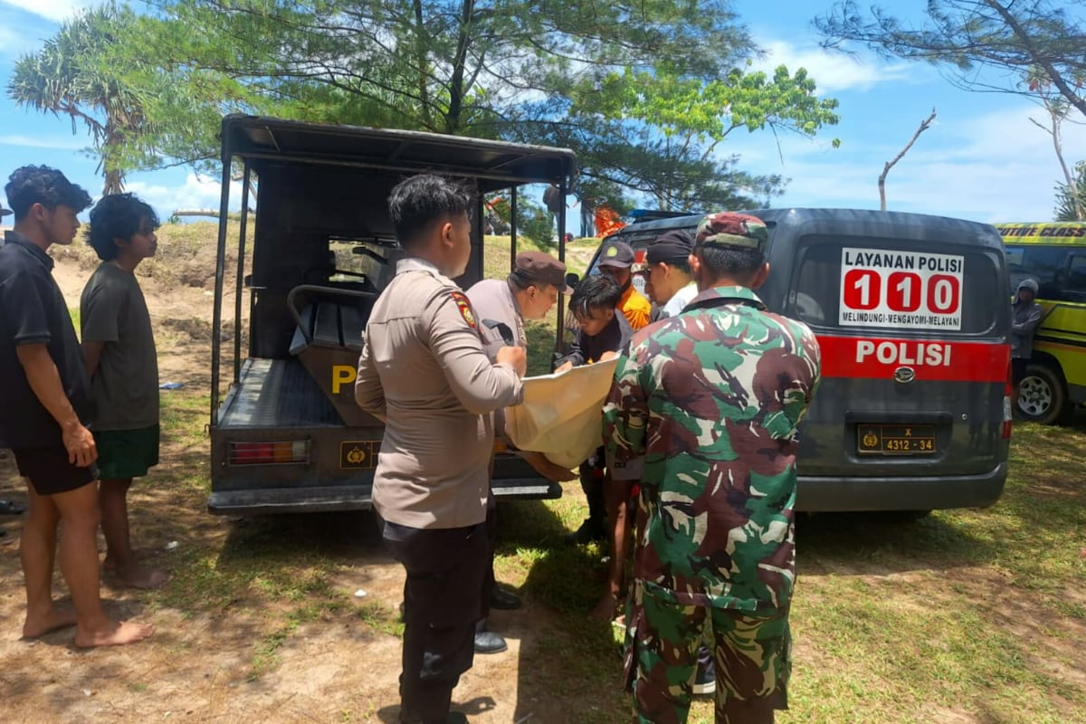 Proses evakuasi korban Laka air Pantai Modangan yang ditemukan di Kabupaten Blitar. (ist) Satu Korban Laka Air Pantai Modangan Ditemukan Meninggal Dunia di Perairan Pantai Gurah Blitar