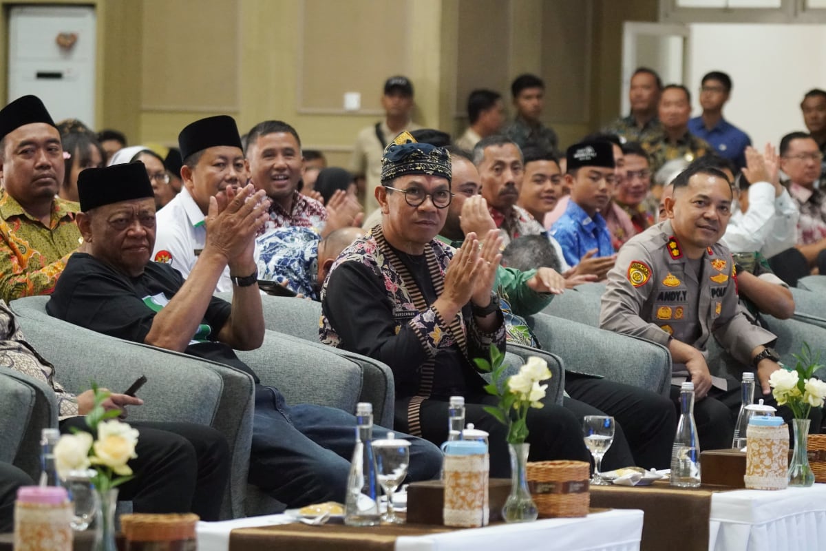 Jelang HUT ke-24 Kota Batu Pokja Kritik Arah Pembangunan, Ingatkan Kembali Filosofi 'Kota Bernuansa Desa' 1 Wali Kota Batu didampingi Ketua Presidium Pokja Pembentukan Kota Batu dan Kapolres Batu. (ist)