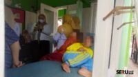 Salah satu siswa SDN Toronan 1 saat dilarikan ke Puskesmas Kowel. (Seru.co.id/udi) Usai Santap Menu MBG Sembilan Siswa SDN Toronan 1 Pamekasan Diduga Alami Keracunan