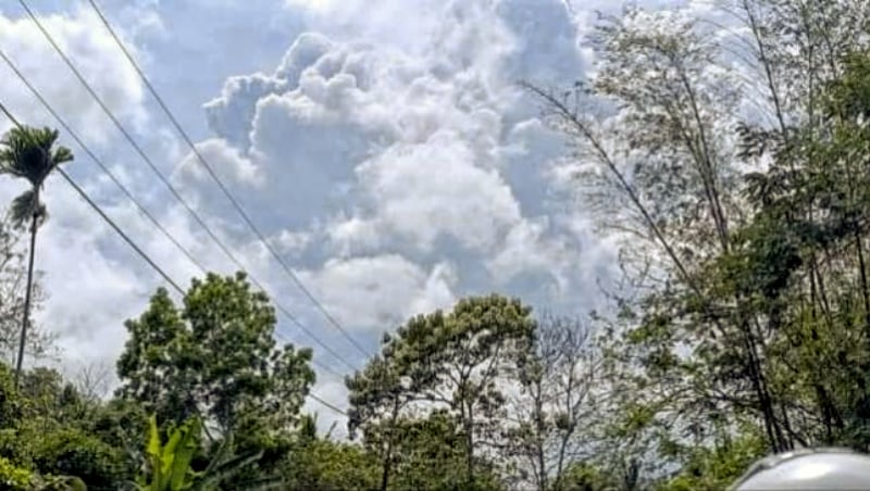 Abu vulkanik dari letusan Gunung Lewotobi Laki-laki. (ist) Gunung Lewotobi Laki-Laki Meletus Dahsyat, Bandara Ditutup Sementara