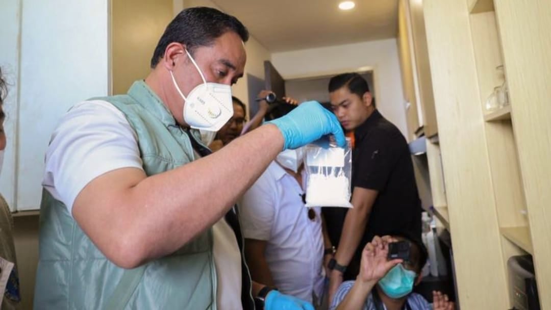 Kepala BNN memperlihatkan barang bukti penggerebekan. (ist) BNN Bongkar Laboratorium Sabu di Apartemen Cisauk, Dua Residivis Raup Untung Rp1 Miliar