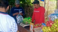 Operator Wisata Petik Apel Mandiri di Batu sedang melayani kunjungan tamu rombongan  keluarga. (Seru.co.id/dik) Lahan Terbatas, Operator Wisata Petik Apel Batu Sulit Cari Kebun Siap Petik