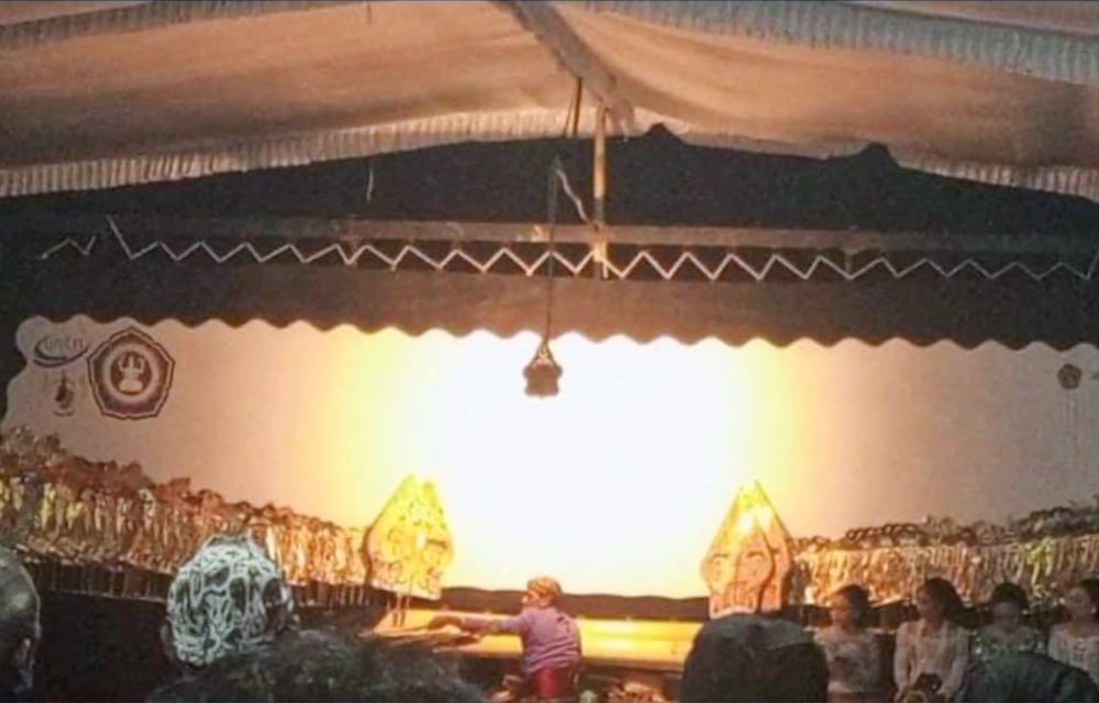 Pertunjukan Wayang Kulit yang digelar di pelataran Situs Wurandungan dengan lakon 'Semar mBangun Kayangan' dengan dalang Ki Dian Permana Putra, seorang Dalang Muda Malangan. (Seru.co.id/dok) Desa Landungsari Digadang-gadang Menjadi Desa Budaya di Kabupaten Malang