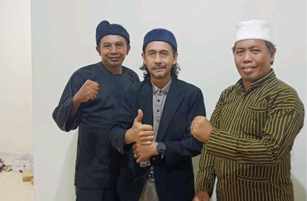 Desa Landungsari Digadang-gadang Menjadi Desa Budaya di Kabupaten Malang 1 Kasun Bendungan, Rudi Harianto (kiri) bersama perangkat Desa Landungsari. (Seru.co.id/dok)