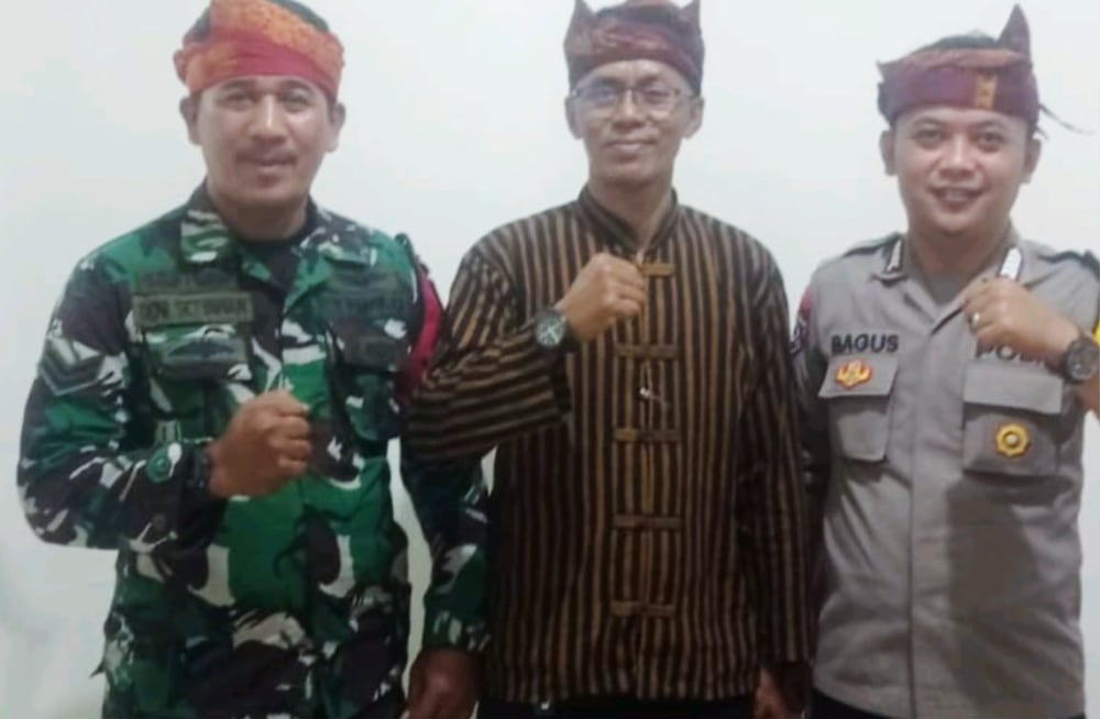 Desa Landungsari Digadang-gadang Menjadi Desa Budaya di Kabupaten Malang 2 Kades Landungsari, Asyarul Khakim diapit Babinsa dan Babhikamtibmas (Seru.co.id/dok)