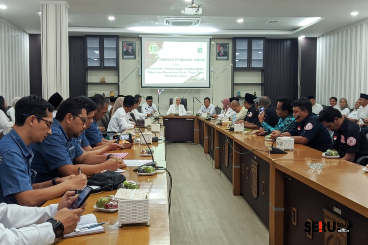 Rapat dengar pendapat umum keluhan warga terhadap polusi dan parkir truk PG Krebet Baru, Kecamatan Bululawang. (Seru.co.id/wul) Enam Desa di Bululawang Keluhkan Polusi dan Parkir Truk PG Krebet Baru