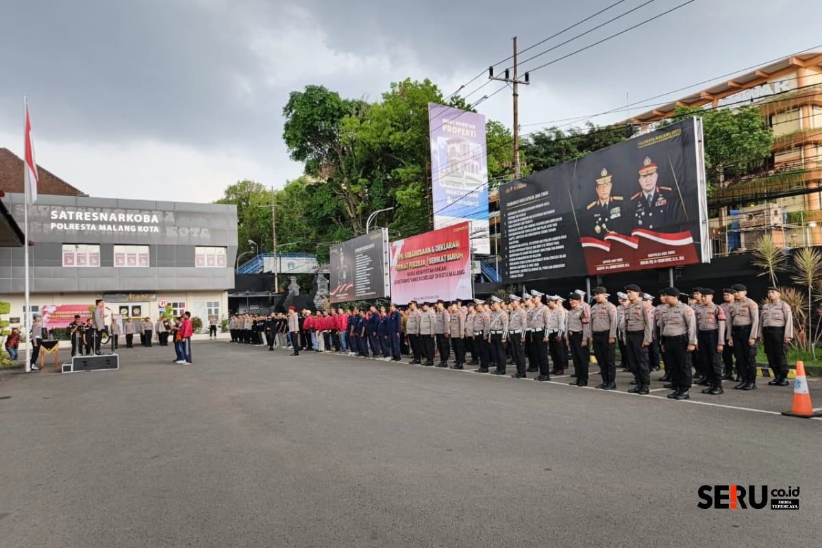 Polresta Malang Kota bersama para buruh menyatakan komitmen menjaga kondusivitas bersama. (Seri.co.id/bas) Polresta Malang Kota dan Serikat Buruh Komitmen Jaga Kondusivitas Bersama