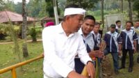 Gubernur Jawa Barat saat melakukan sidak salah satu pabrik air mineral di Subang. (ist/ youtube @KANGDEDIMULYADICHANNEL) BPKN dan DPR Minta Penjelasan Aqua Tentang Sumber Air dari Sumur Bor Dalam