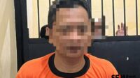 Pelaku usai diamankan di Polres Pamekasan. (Seru.co.id/udi) Manfaatkan Atribut Kepolisian, Pria di Pamekasan Tipu Korban Setengah Miliar dengan Janji Rekrutmen Polri