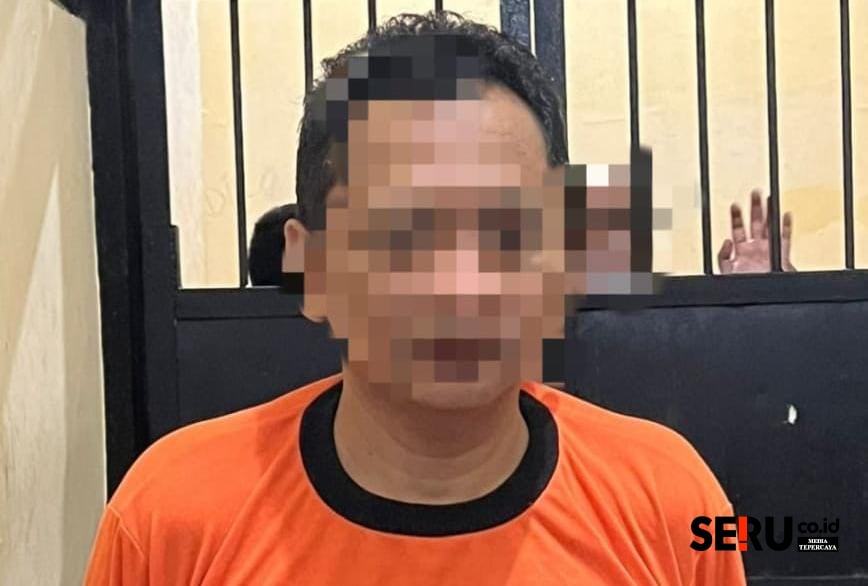 Pelaku usai diamankan di Polres Pamekasan. (Seru.co.id/udi) Manfaatkan Atribut Kepolisian, Pria di Pamekasan Tipu Korban Setengah Miliar dengan Janji Rekrutmen Polri