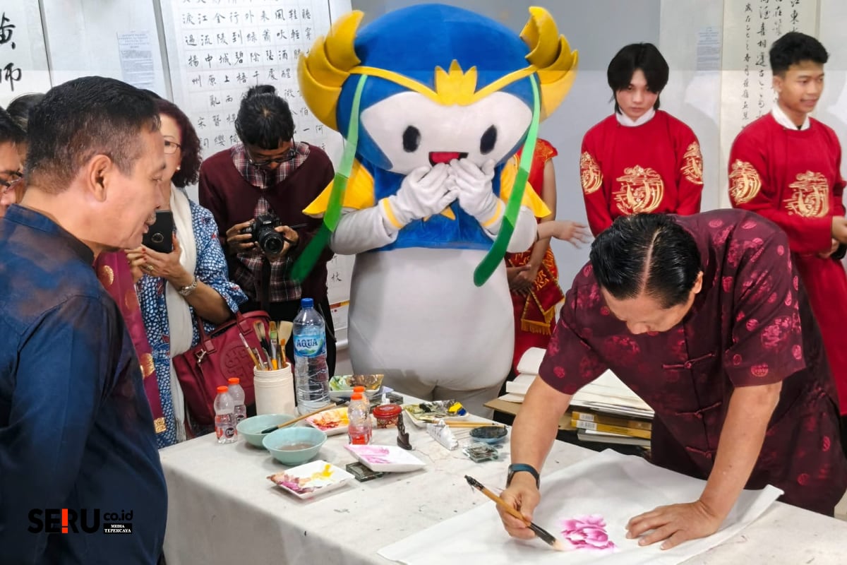 Pameran Karya Seni Tiongkok-Indonesia Pererat Hubungan Budaya Dua Negara 1 Wali Kota Malang menyaksikan berbagai karya seni yang ditampilkan. (Seru.co.id/bas)