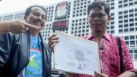 Roy Suryo saat menunjukkan salinan fotokopi ijazah Jokowi. (ist) Roy Suryo Klaim Temuan Baru soal Ijazah Jokowi, Pakar Menilai Hanya Manuver Politik