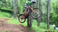 Riders dari berbagai klub dan daerah berupaya menaklukkan jalur Downhill Bukit Klemuk di Seri ke-3 76 Indonesian Downhill. (Seru.co.id/dik) Puncak Balap Ekstrem 76 Indonesian Downhill Digelar di Klemuk Bike Park Kota Batu
