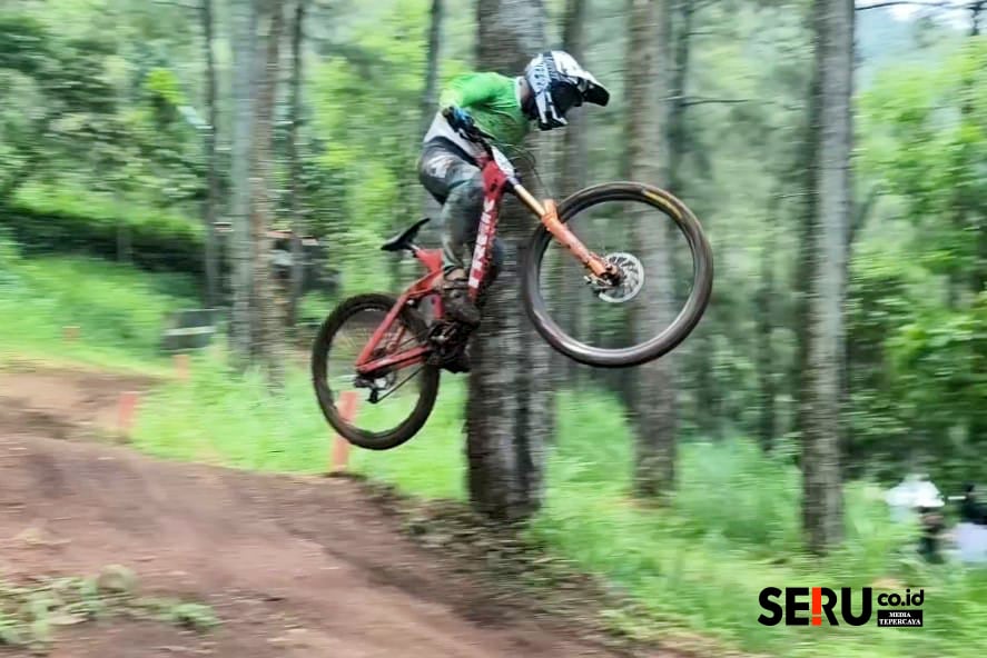 Riders dari berbagai klub dan daerah berupaya menaklukkan jalur Downhill Bukit Klemuk di Seri ke-3 76 Indonesian Downhill. (Seru.co.id/dik) Puncak Balap Ekstrem 76 Indonesian Downhill Digelar di Klemuk Bike Park Kota Batu