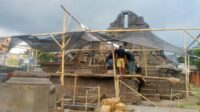 Proses pemugaran Candi Jago oleh pekerja. (Ist) Pemugaran Candi Jago Tumpang Masih Aman Meski Terkendala Cuaca Ekstrem