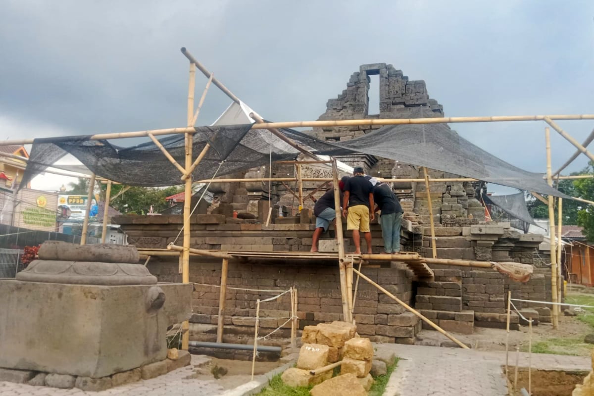 Proses pemugaran Candi Jago oleh pekerja. (Ist) Pemugaran Candi Jago Tumpang Masih Aman Meski Terkendala Cuaca Ekstrem