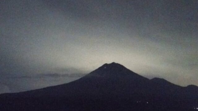 Pantauan gunung Semeru dari CCTV Semeru.(Ist) Alami Erupsi hingga 700 Meter Diatas Puncak, Pendakian Gunung Semeru Tetap Dibuka