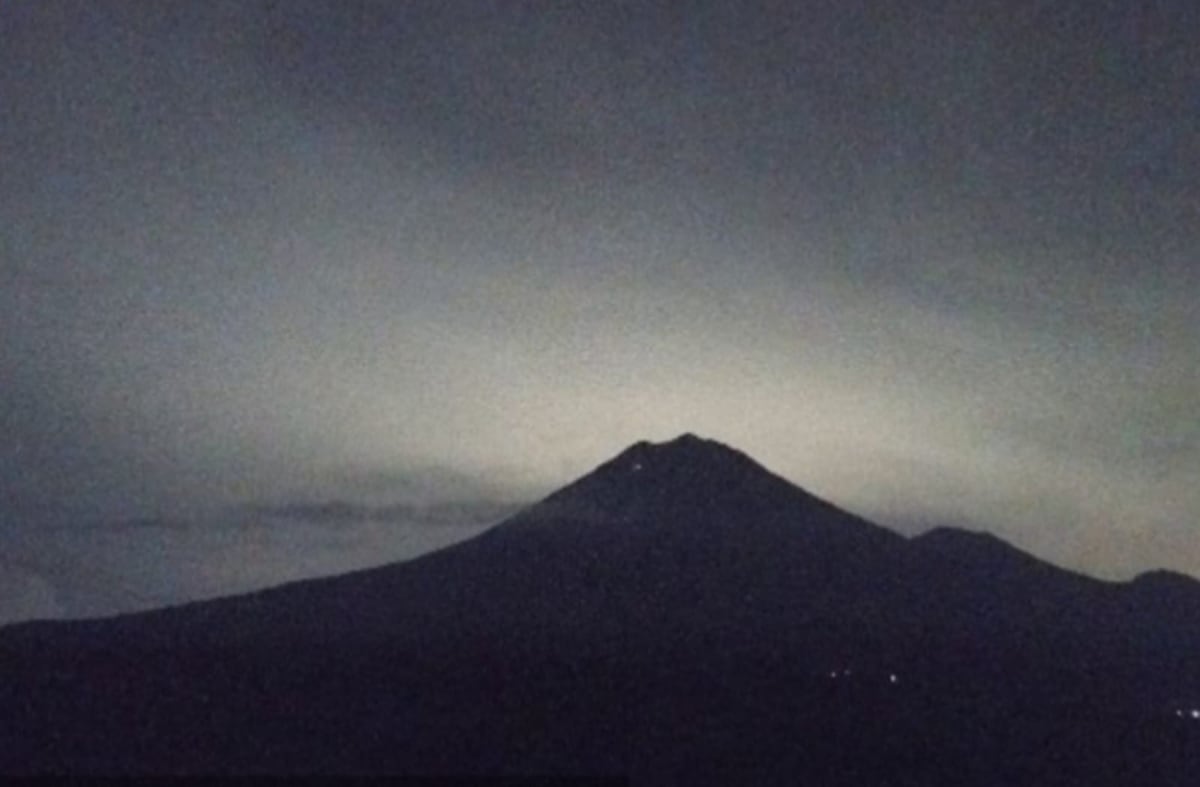 Pantauan gunung Semeru dari CCTV Semeru.(Ist) Alami Erupsi hingga 700 Meter Diatas Puncak, Pendakian Gunung Semeru Tetap Dibuka