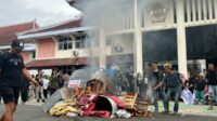 PKL Arek Lancor saat melakukan demonstrasi di Depan Kantor Bupati Pamekasan. (Seru.co.id/udi) Janji Tak Kunjung Terpenuhi, PKL Eks Arek Lancor Kepung Kantor Bupati Pamekasan
