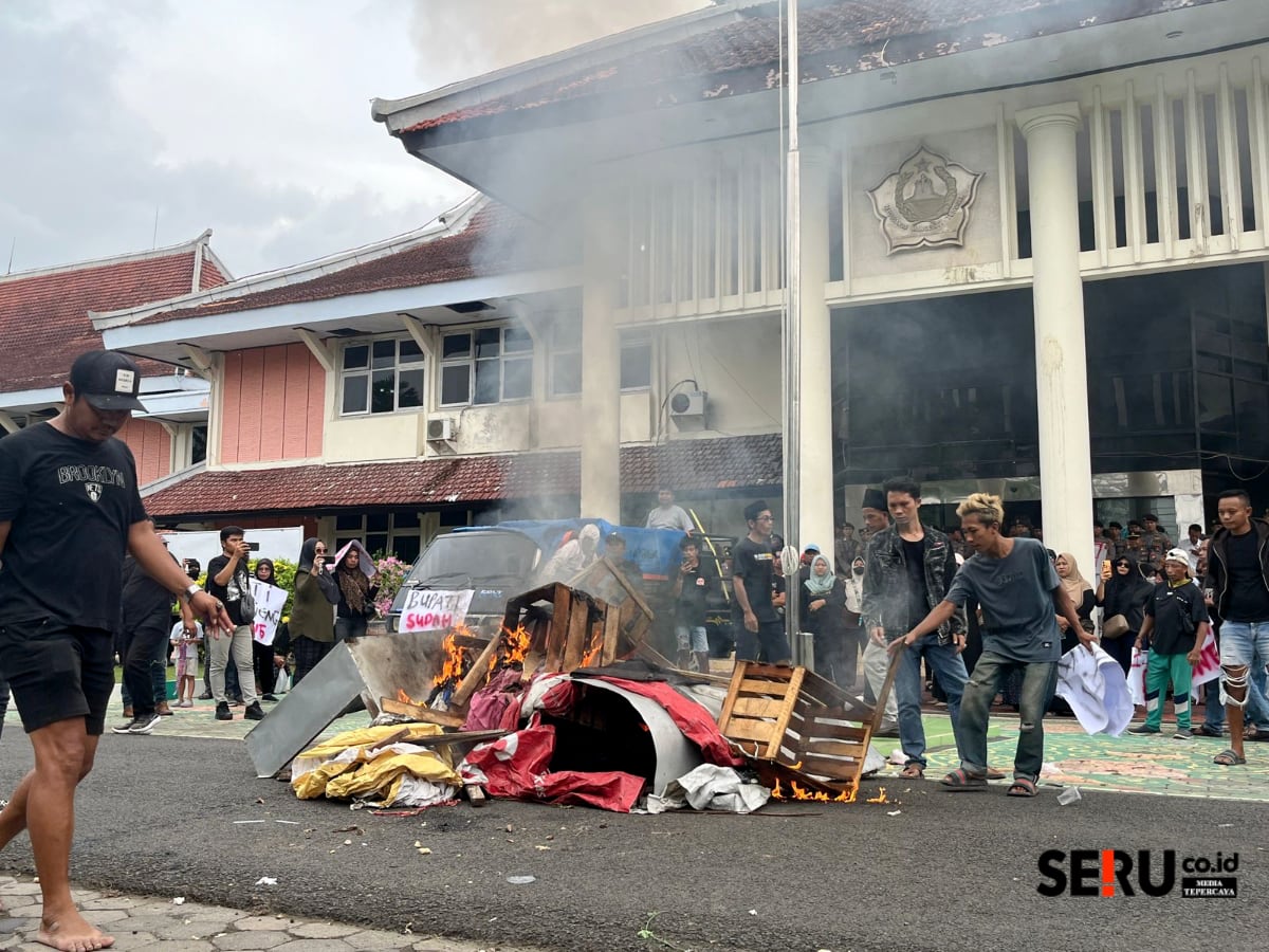 PKL Arek Lancor saat melakukan demonstrasi di Depan Kantor Bupati Pamekasan. (Seru.co.id/udi) Janji Tak Kunjung Terpenuhi, PKL Eks Arek Lancor Kepung Kantor Bupati Pamekasan