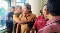 Ketua Perkasa saat ditenangkan dan dicegah oleh salah satu kepala dinas agar tidak keluar menemui massa aksi di Kantor Bupati. (Seru.co.id/udi) PKL Pertanyakan Kapasitas Kades Hadir Saat Aksi, Bupati Pamekasan: Mereka Bukan Bagian dari Kami