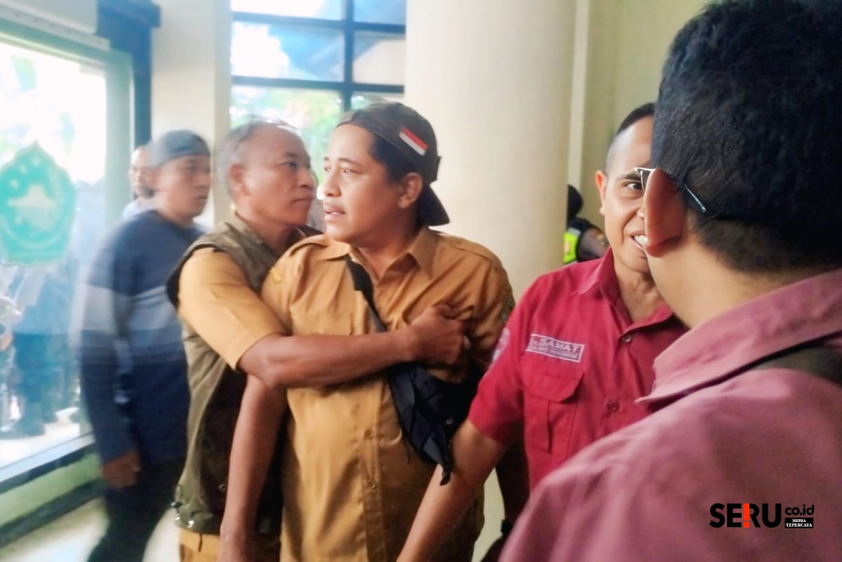 Ketua Perkasa saat ditenangkan dan dicegah oleh salah satu kepala dinas agar tidak keluar menemui massa aksi di Kantor Bupati. (Seru.co.id/udi) PKL Pertanyakan Kapasitas Kades Hadir Saat Aksi, Bupati Pamekasan: Mereka Bukan Bagian dari Kami
