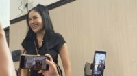 Nikita Mirzani dalam sidang putusan di PN Jakarta Selatan. (ist) Nikita Mirzani Divonis Empat Tahun Penjara Usai Terbukti Bersalah dalam Kasus Pemerasan