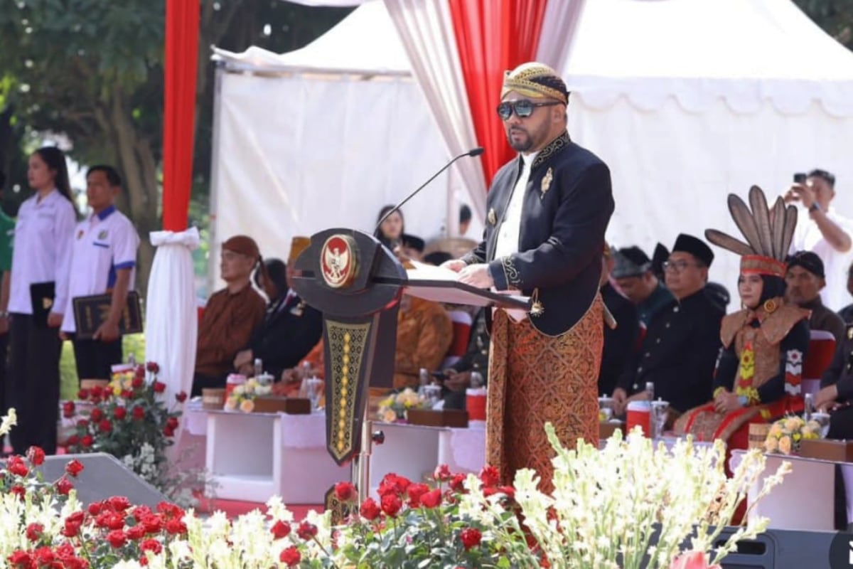 Wawali Batu Heli Suyanto saat membacakan amanat dalam Upacara Hari Sumpah Pemuda di Balai Kota Among Tani Pemkot Batu. (ist) Kota Batu Peringati Sumpah Pemuda ke-97, Wawali Heli Suyanto Gaungkan Semangat "Bergerak dan Bersatu"