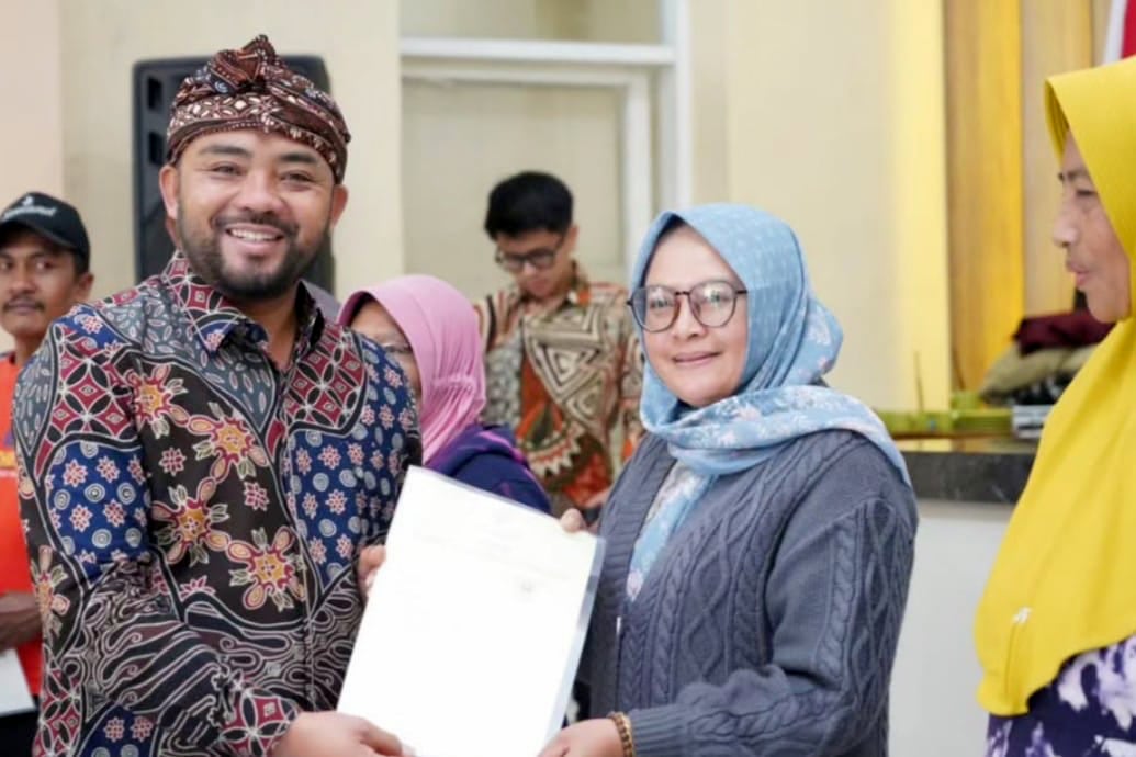 Wawali Batu Heli Suyanto saat menyerahkan Sertipikat Tanah hasil program Redistribusi kepada warga Desa Sumberbrantas, Rabu (29/10/2025) kemarin. (ist) Wawali Batu Minta Warga Jaga Aset, Jangan Jual Sertipikat Redistribusi Tanah Minimal 10 Tahun
