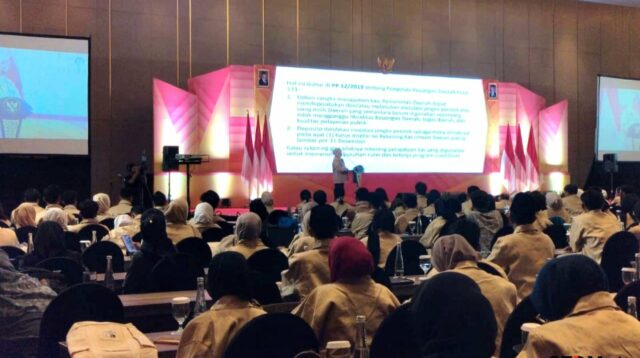 Gubernur Khofifah saat memberikan sambutan Patriot Integritas Muda Jatim. (Seru.co.id/bas) Gubernur Khofifah Canangkan 400 Patriot Integritas Muda Jatim, Pemuda Garda Terdepan Antikorupsi